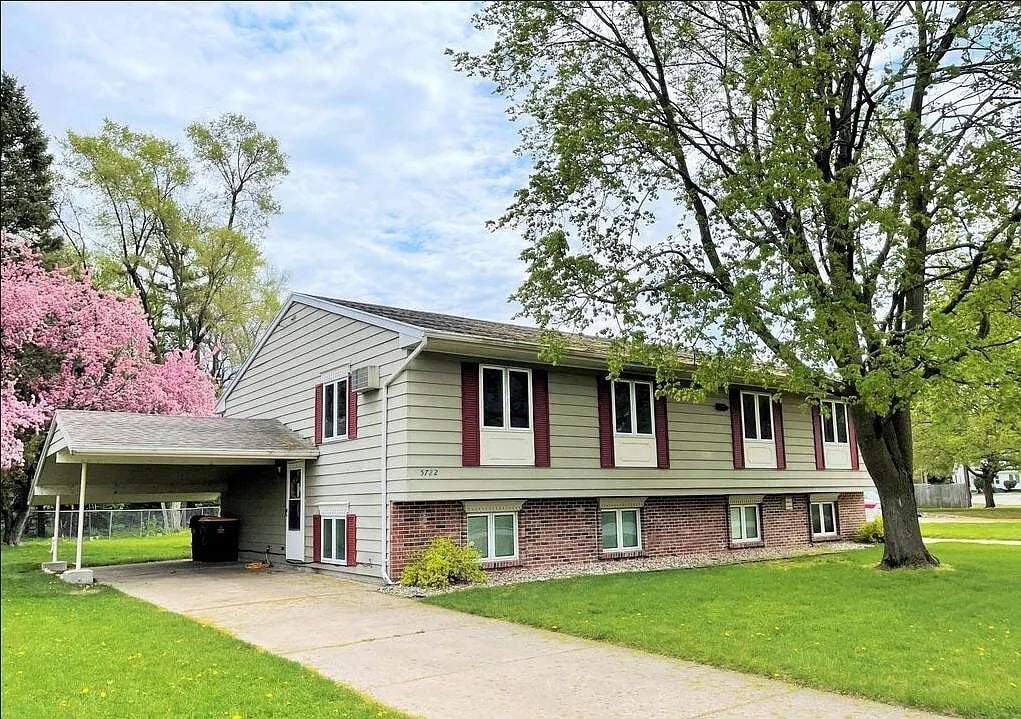 5722 Ridgeway Dr in Haslett, MI - Building Photo