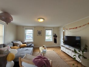 28 Linden Ave, Unit 1 in Somerville, MA - Foto de edificio - Building Photo