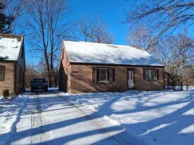 5387 N Edgewater Ln in Glendale, WI - Building Photo