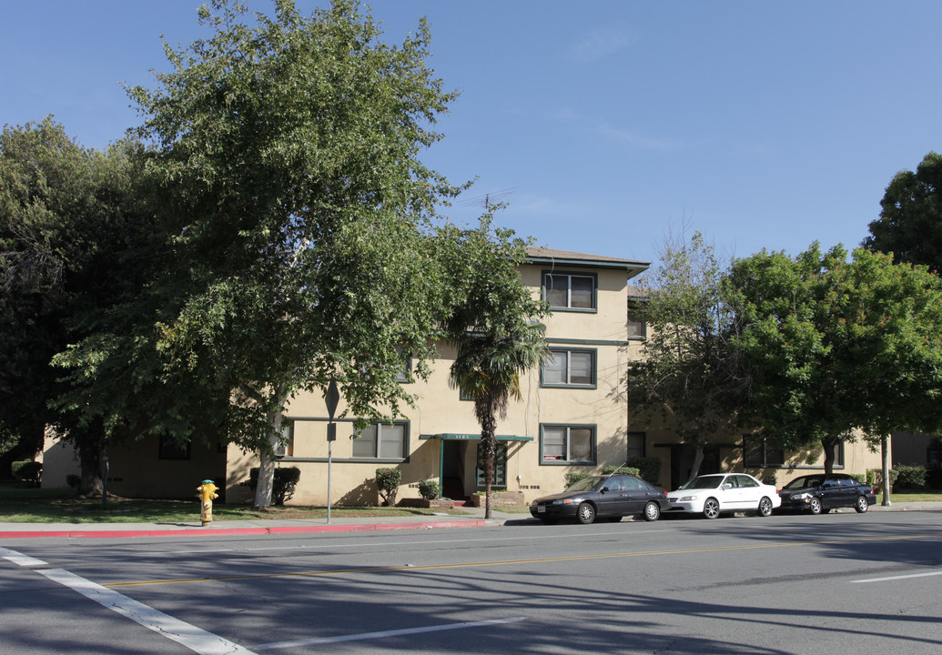 The Riverside Town House in Riverside, CA - Building Photo