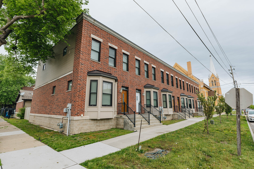 301 E 3rd St in Waterloo, IA - Building Photo