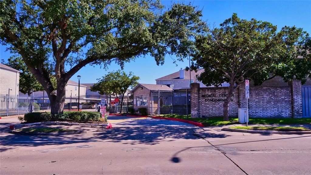 7657 Cambridge St in Houston, TX - Building Photo