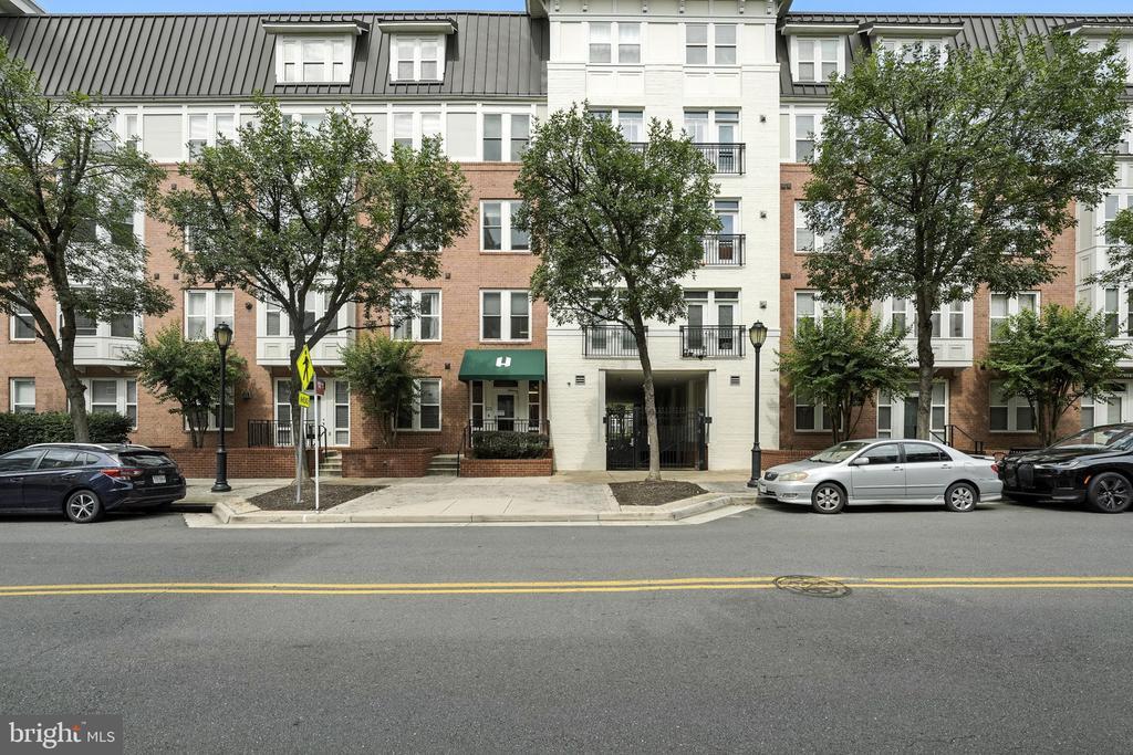 2665 Prosperity Ave in Fairfax, VA - Building Photo