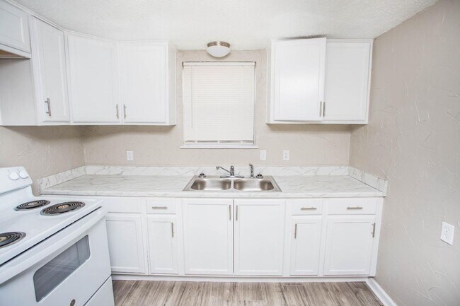 2430 31st St, Unit B in Lubbock, TX - Building Photo - Building Photo
