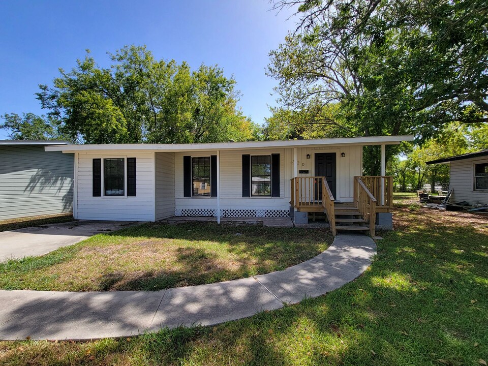 320 Azalea St in Lake Jackson, TX - Foto de edificio
