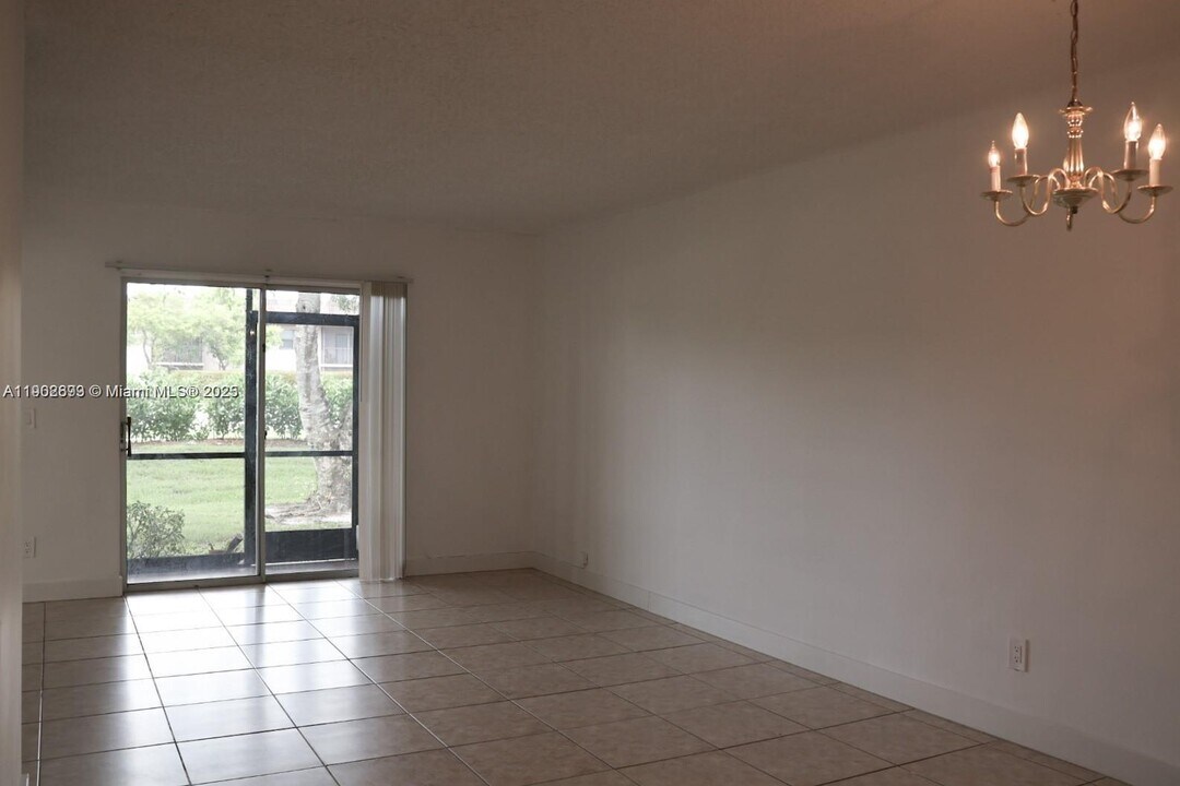 10489 NW 8th St, Unit 101 in Pembroke Pines, FL - Foto de edificio