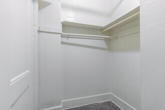 Cambridge Apartments in Seattle, WA - Building Photo - Interior Photo