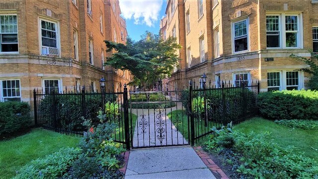 1353 W Greenleaf Ave in Chicago, IL - Building Photo