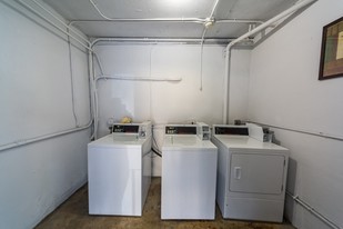 Salzedo Apartments in Coral Gables, FL - Building Photo