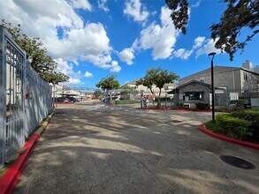 7663 Cambridge St in Houston, TX - Building Photo - Building Photo