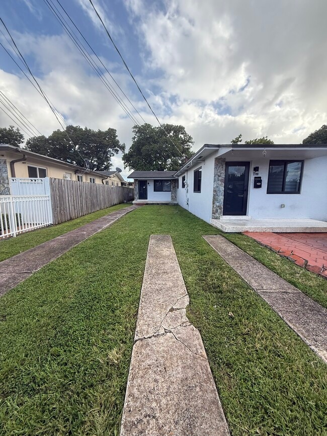 7142 SW 22nd St in Miami, FL - Foto de edificio - Building Photo