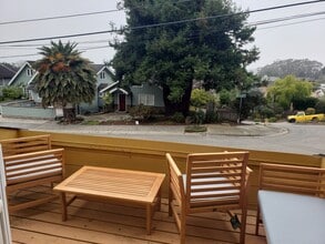 962 Ferdinand Ave in El Granada, CA - Foto de edificio - Building Photo