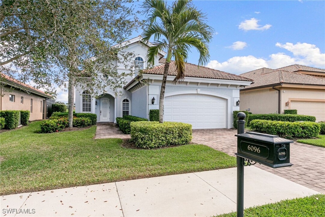 6096 Dogleg Dr in Naples, FL - Foto de edificio