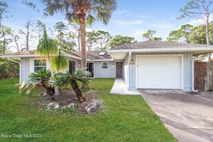 524 Commodore Ave NW in Palm Bay, FL - Building Photo