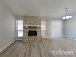 15022 Old Creek St in San Antonio, TX - Foto de edificio - Building Photo