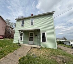 358 Russell St in Sharon, PA - Building Photo