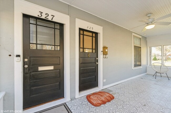 329 W Maple Ave in Libertyville, IL - Foto de edificio - Building Photo