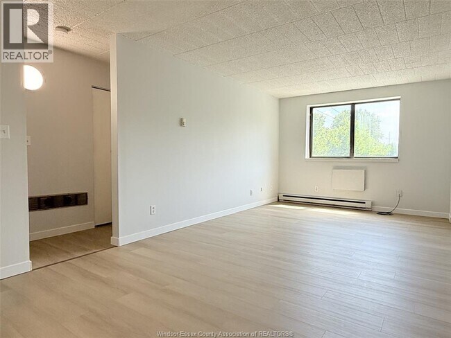 3503 Sandwich St. in Windsor, ON - Building Photo - Building Photo