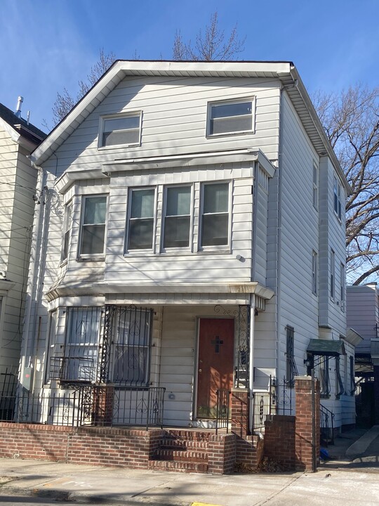 196 2nd St, Unit 1 in Newark, NJ - Building Photo