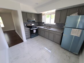 7125 Askew Ave in Kansas City, MO - Building Photo - Building Photo