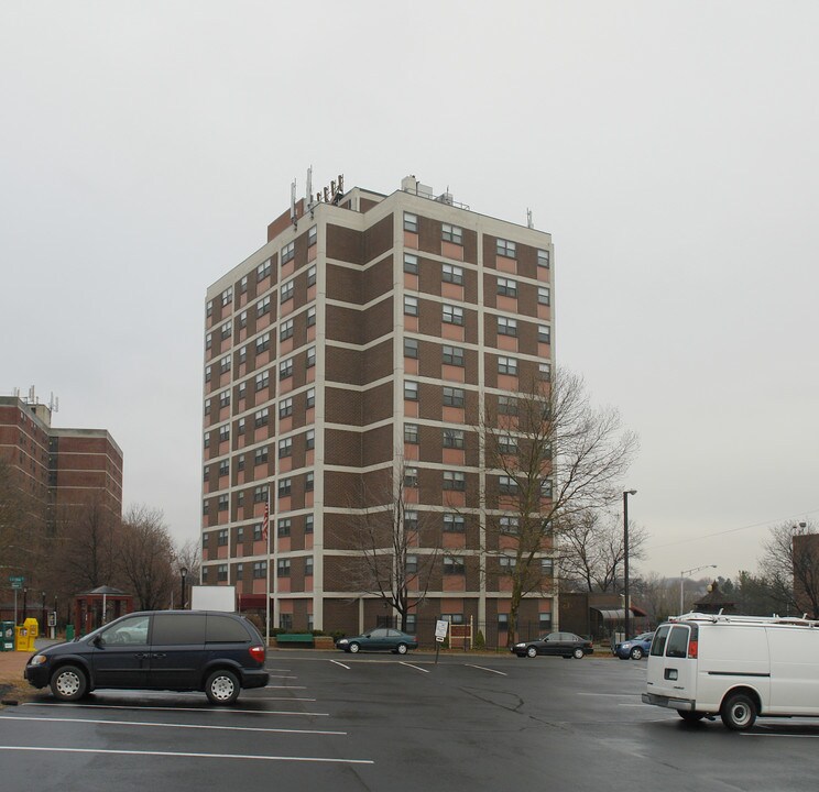 Dr. Jay McDonald Towers in Cohoes, NY - Foto de edificio