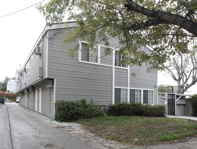 10911 Bloomfield St in North Hollywood, CA - Building Photo - Building Photo