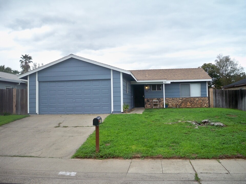 9917 Burline St in Sacramento, CA - Building Photo