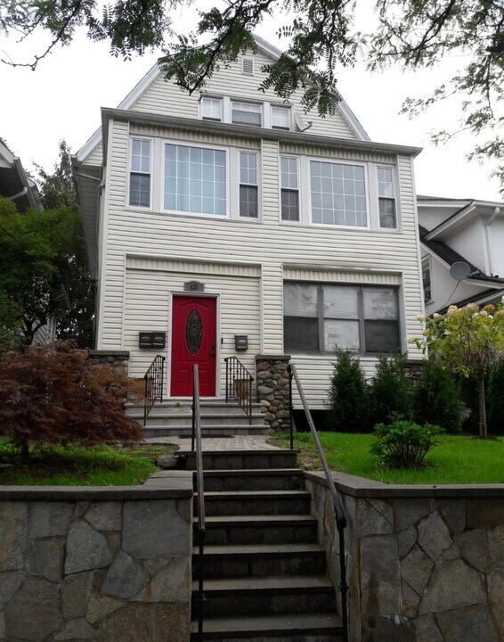 425 S Columbus Ave, Unit 3 Bedroom / 1 Bath Rental in Mount Vernon, NY - Building Photo
