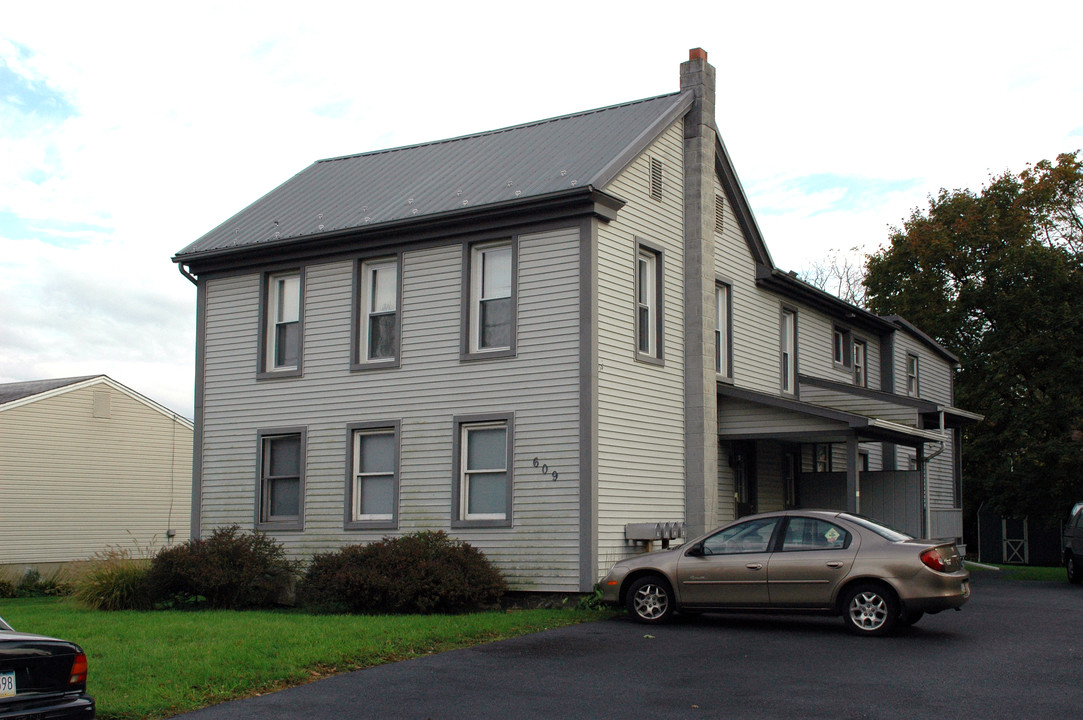 609 W 2nd St in Hummelstown, PA - Building Photo