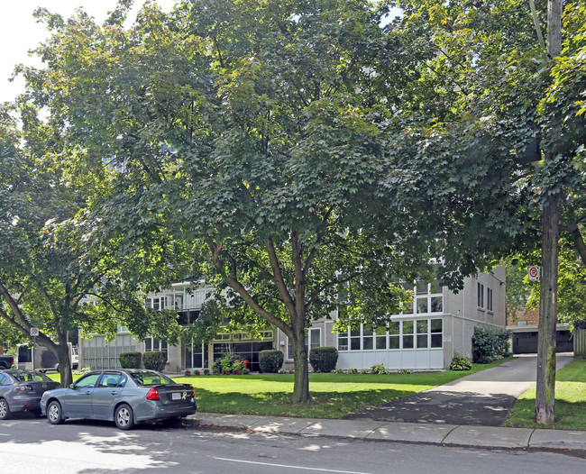 Dorchester Apartments in Hamilton, ON - Building Photo - Building Photo