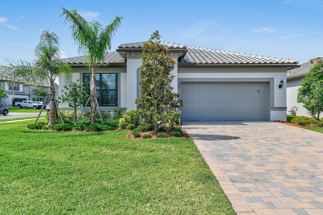 758 SE Courances Dr in Port St. Lucie, FL - Building Photo