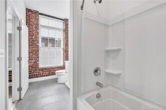 475 Howe Ave in Shelton, CT - Foto de edificio - Building Photo