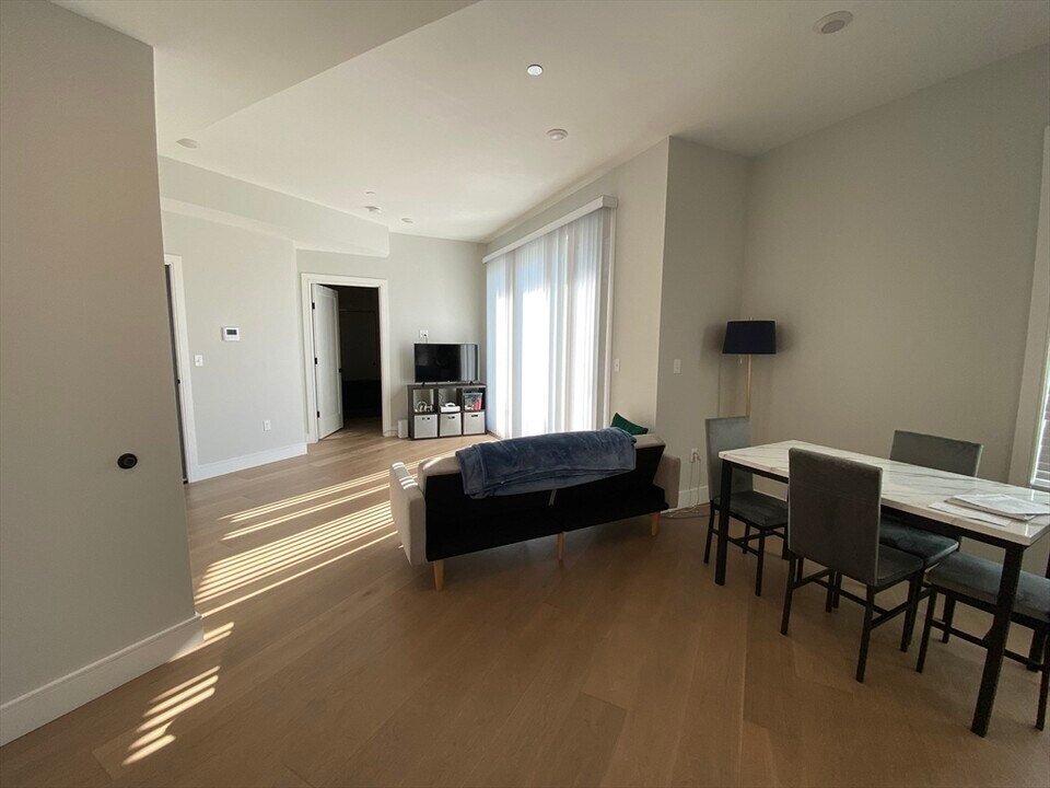 24 Ward St, Unit 3 in Boston, MA - Foto de edificio