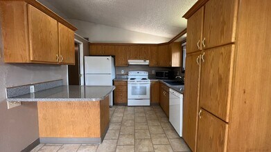 403-405 Camelot Dr in Anchorage, AK - Building Photo - Building Photo