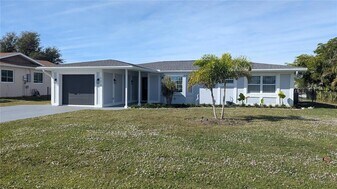 173 Rotonda Cir in Rotonda West, FL - Building Photo