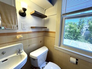 184 Ash St, Unit 1 in Waltham, MA - Foto de edificio - Building Photo