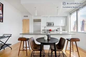 550 W 54th St in New York, NY - Building Photo - Building Photo