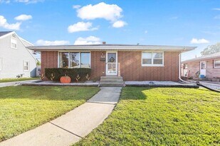 1231 Harmony Dr in Racine, WI - Building Photo