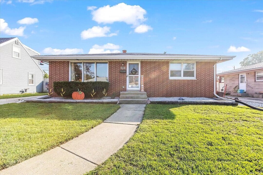 1231 Harmony Dr in Racine, WI - Foto de edificio