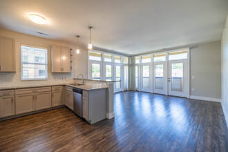 The RED Apartments & Townhomes in Cincinnati, OH - Foto de edificio - Interior Photo