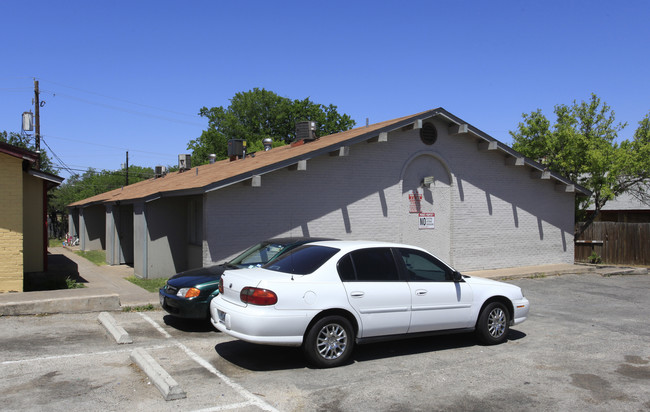 8208 Sam Rayburn Dr in Austin, TX - Foto de edificio - Building Photo