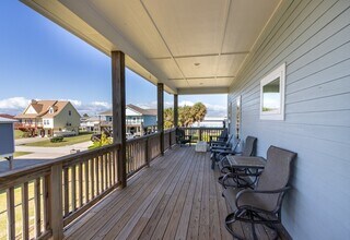 16511 John Davis Rd in Jamaica Beach, TX - Building Photo - Building Photo