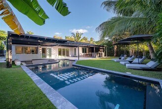 10618 NE 11th Ct in Miami Shores, FL - Building Photo - Building Photo