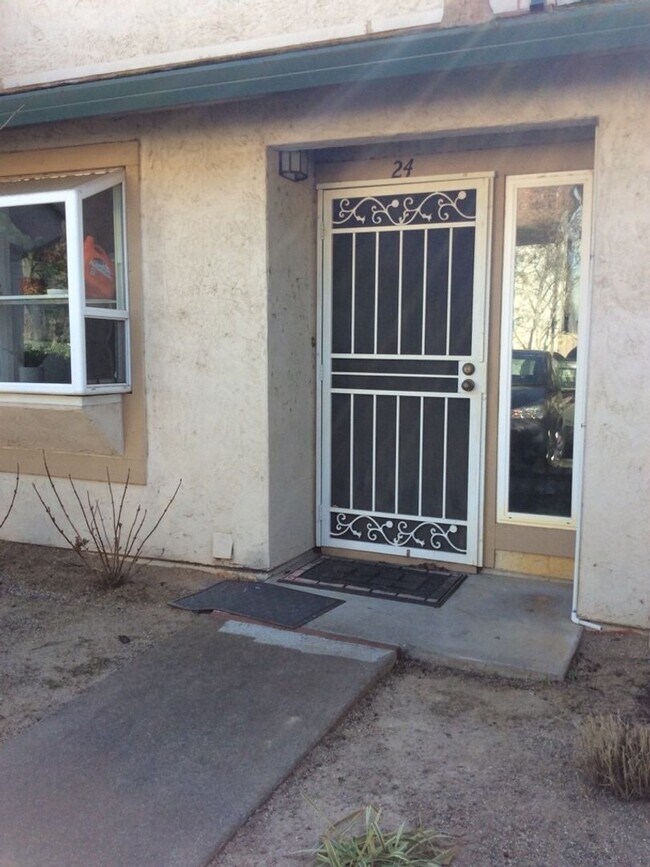 2128 Bueno Dr in Davis, CA - Foto de edificio - Building Photo