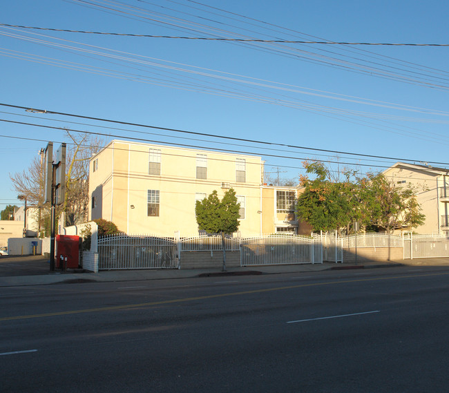 5225 Cahuenga Blvd in North Hollywood, CA - Building Photo - Building Photo