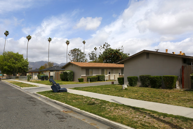 238-246 Mayflower St in Hemet, CA - Building Photo - Building Photo