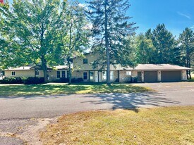 1047 Oak Dr in Altoona, WI - Building Photo