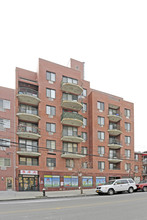 136-16 35th Ave in Flushing, NY - Foto de edificio - Building Photo