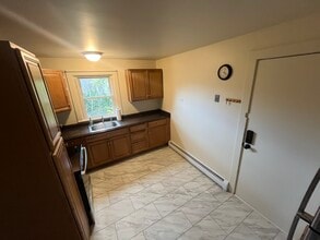 34 Miles St, Unit 2L in Millbury, MA - Foto de edificio - Building Photo