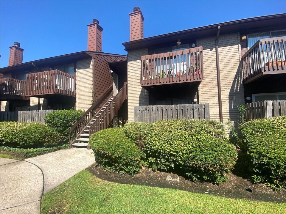 12905 Woodforest Blvd-Unit -12905 Woodforest Boulevard unit 607 in Houston, TX - Building Photo